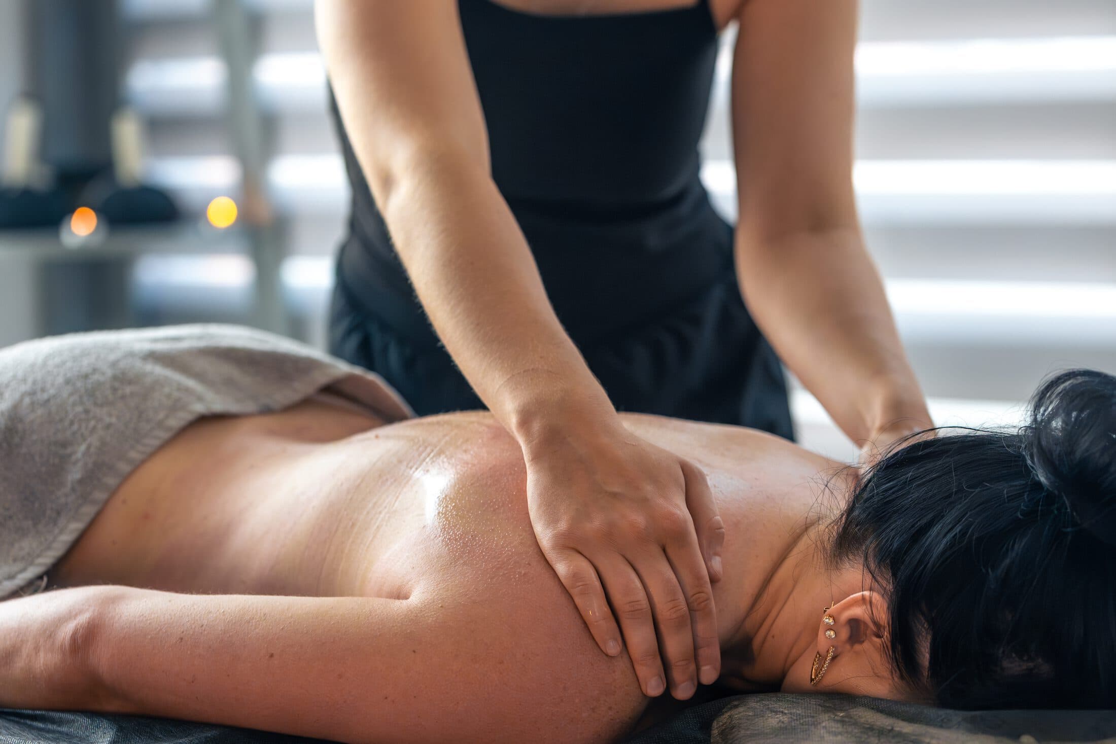 Targeted sports massage treatment focused on recovery and muscle relief
